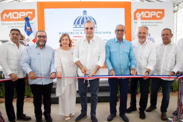 Abinader inauguró este sábado la reconstrucción del mercado municipal de la Vega