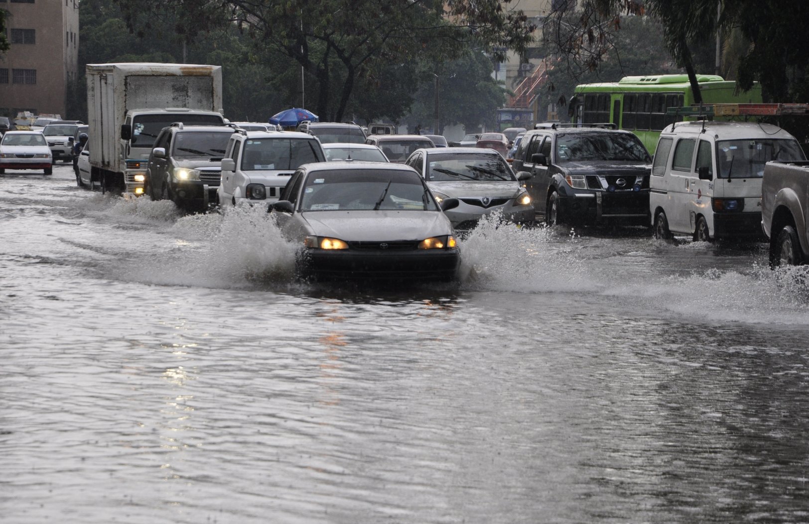 Vaguada podría provocar aguaceros, tronadas y ráfagas de viento hacia el interior del país