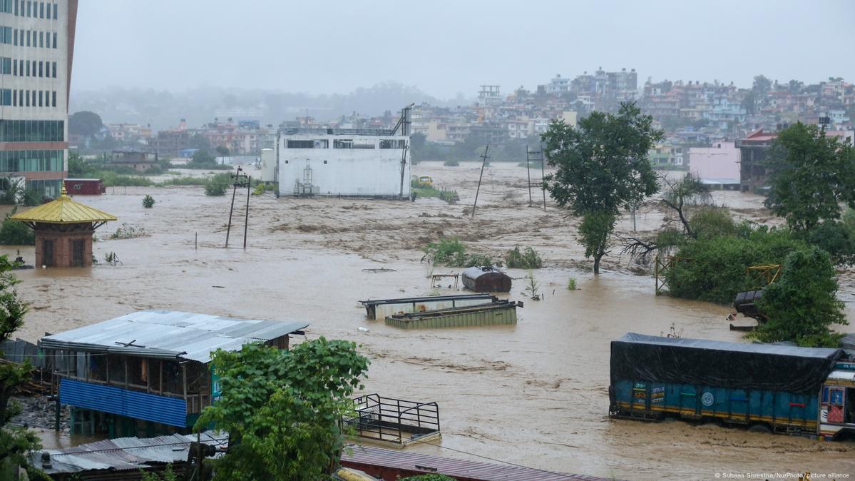 Nepal declara 3 días de luto tras inundaciones que dejaron más de 200 muertos por fuertes lluvias
