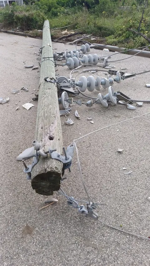 Tornado derribó cinco postes de línea que suministra energía eléctrica a San Juan y Elías Piña