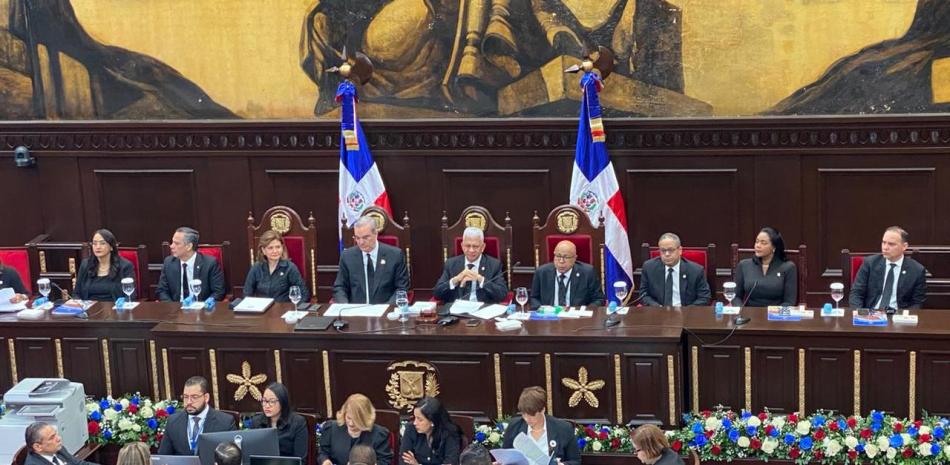 presidente Luis Abinader en el Congreso Nacional, donde la Asamblea Nacional Revisora continúa con el procedimiento de lectura a la nueva modificación constitucional.