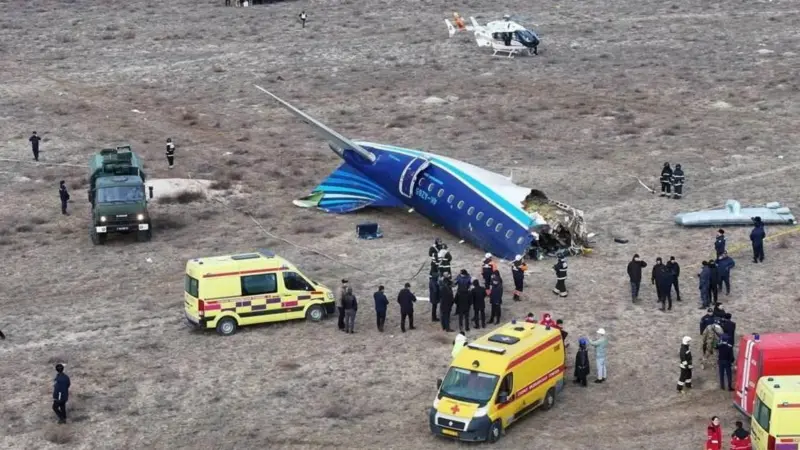 Kazajistán, mueren en accidente aéreo 38 personas y sobreviven 29