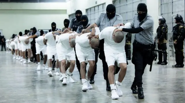 EEUU deporta al Salvador a mas de 200 Venezolanos usando una ley bajo disputa judicial