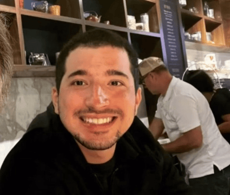 Hijo de Willy Pumarol habría arremetido con arma blanca contra varias personas; se presume una murió