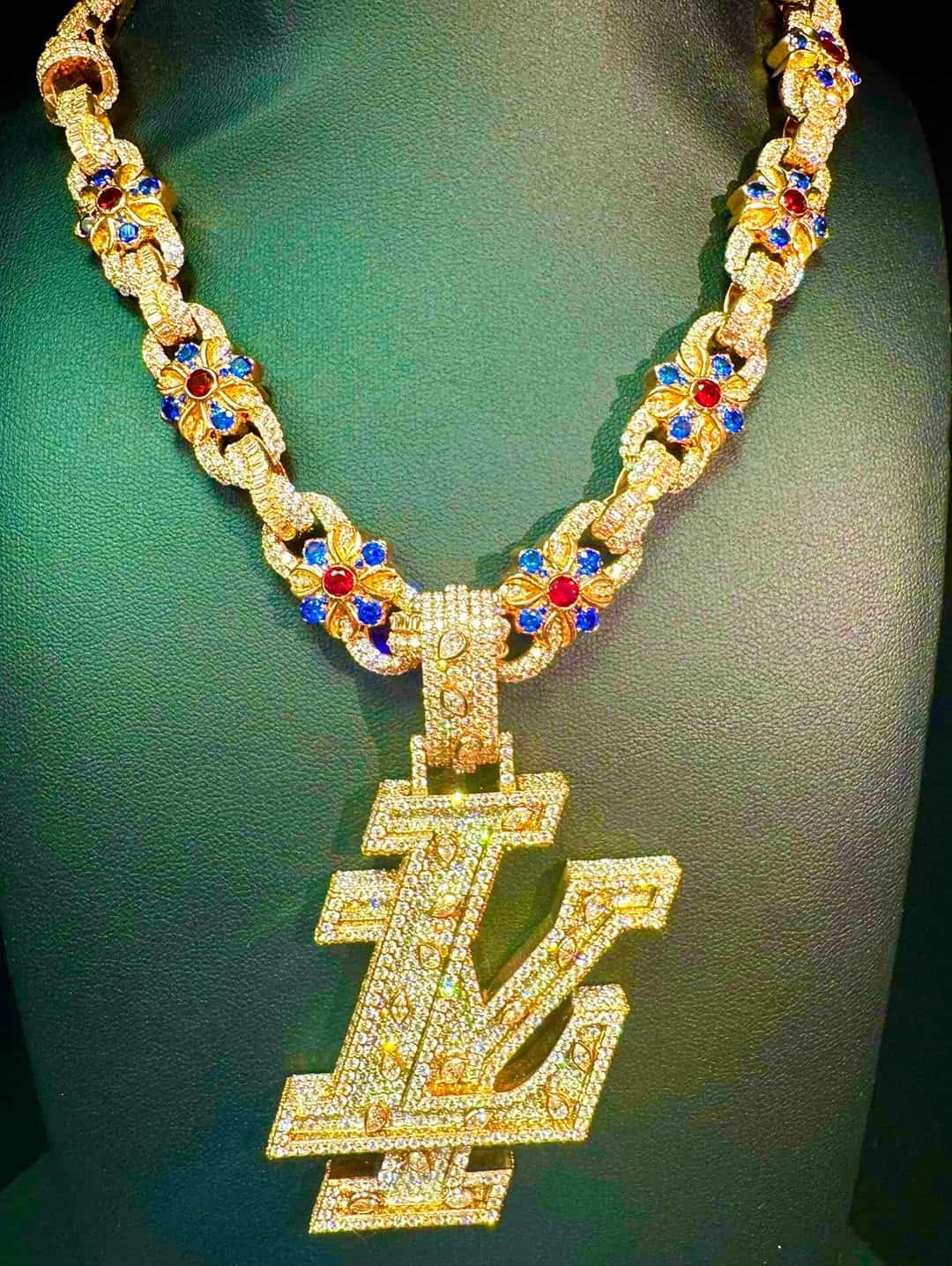 El Alfa sorprende a Lamine Yamal con un lujoso collar personalizado en diamantes y oro