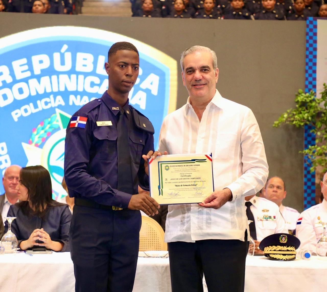 Presidente Abinader juramenta 2,421 nuevos agentes, con ello suman 6,500 policías formados en el marco de la Reforma Policial