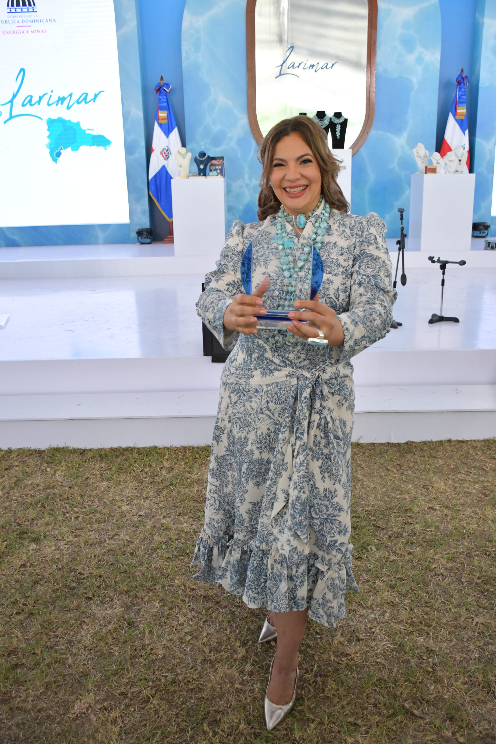 Gisselle Mancebo es reconocida por el Ministerio de Energía y Minas con el Máximo Galardón de “Diseñadora de Joyas” en el Día Nacional del Larimar
