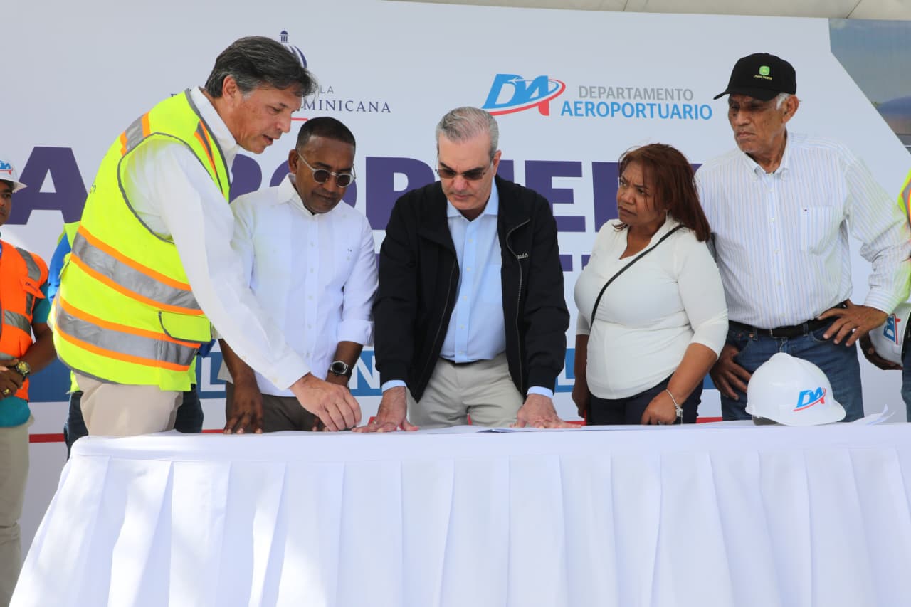 Presidente Abinader inaugura dos naves industriales en zona franca de la provincia San Juan, que generan 500 empleos y contribuyen a su desarrollo económico y social