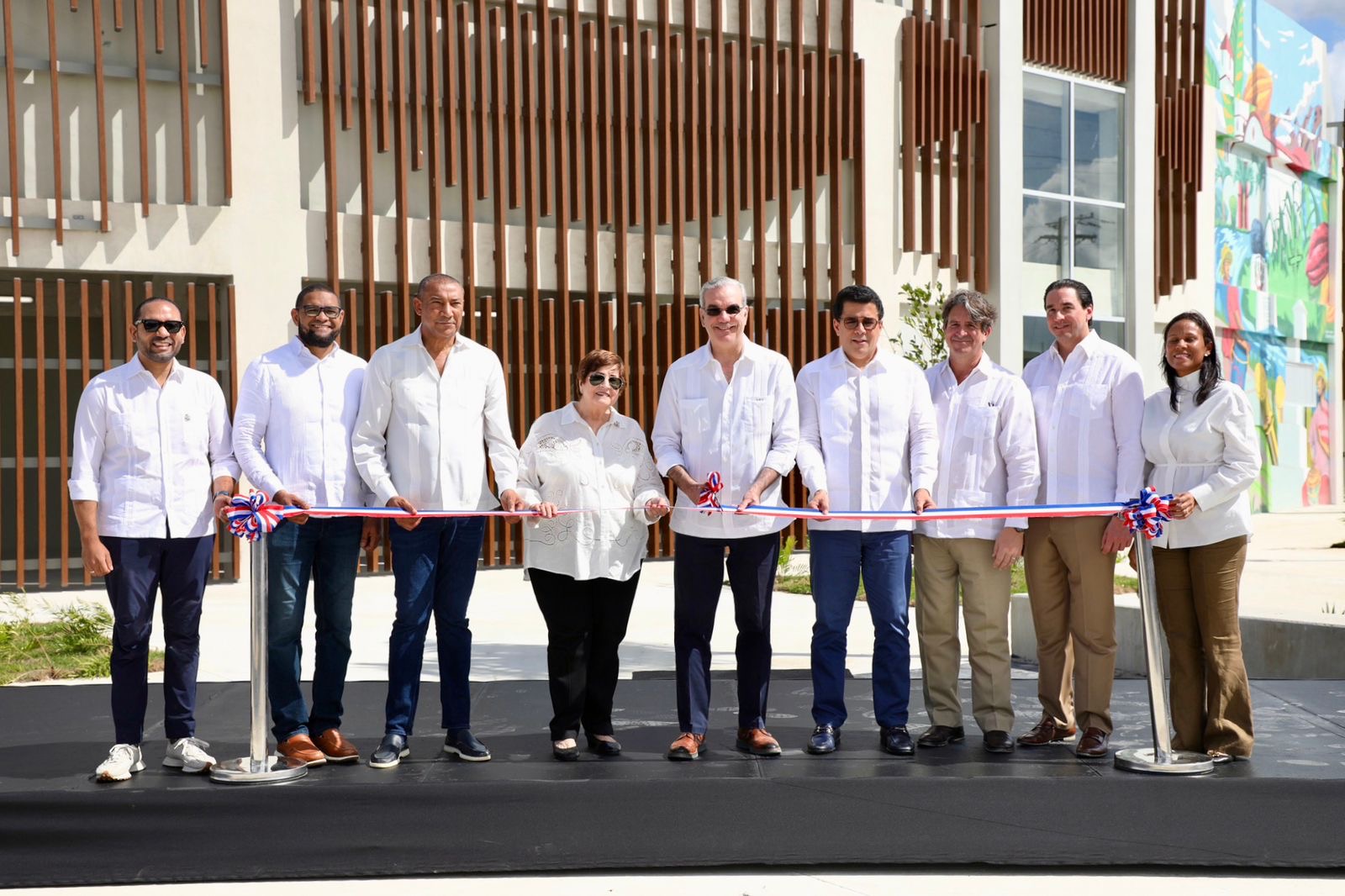 Presidente Abinader deja inaugurada la Plaza Multiuso Seibana para impulsar el turismo, la cultura y el desarrollo productivo de El Seibo