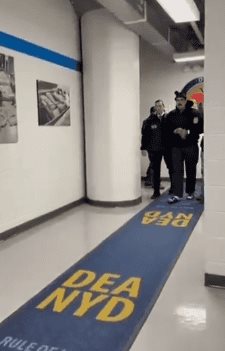 Nicolás Maduro llega a la oficina de la DEA diciendo: «Happy New Year»