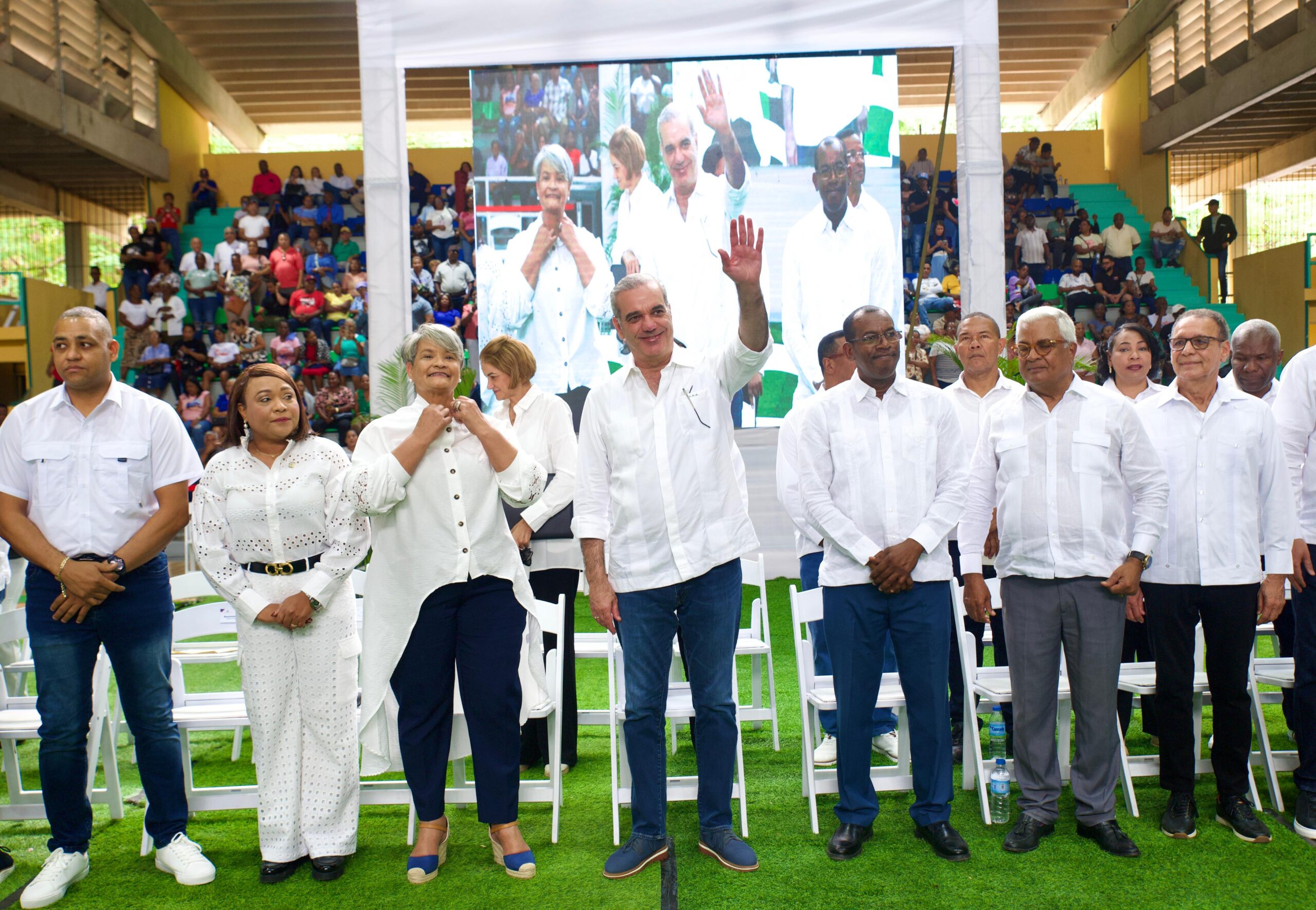 Presidente Abinader entrega 2,315 certificados de títulos de propiedad para beneficio de unas 10,000 personas en San Pedro de Macorís