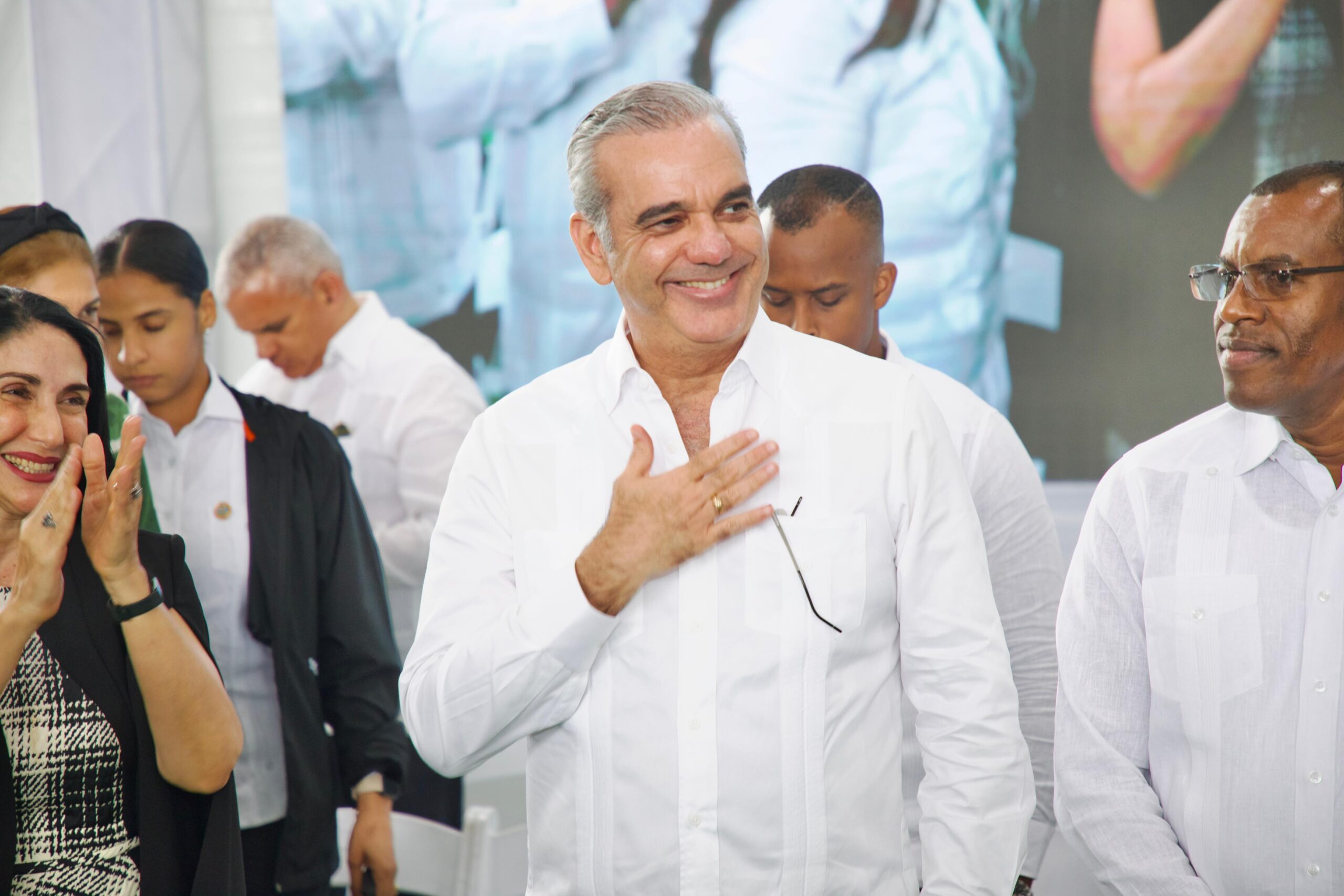 Presidente Abinader entrega 1,025 títulos de propiedad en Hato del Yaque elevando a 7,632 los otorgados en la provincia de Santiago