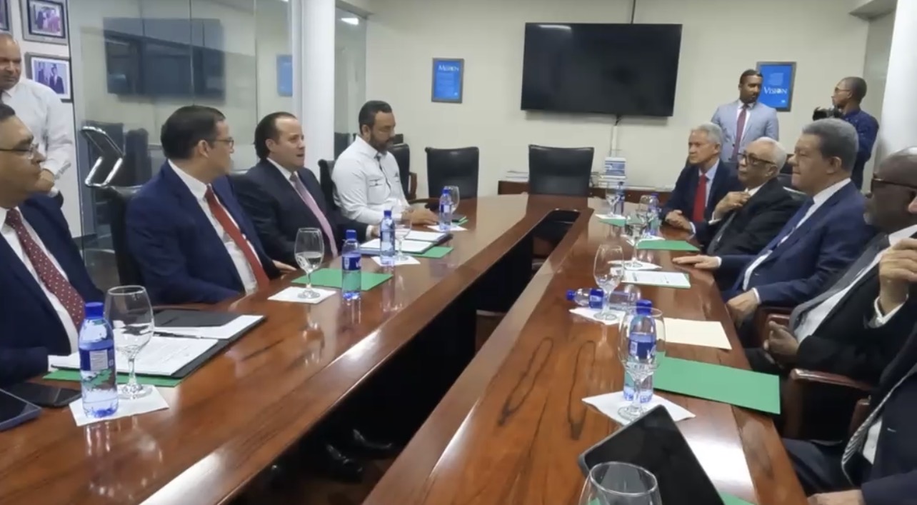 Leonel Fernández recibe comisión del Gobierno dominicano